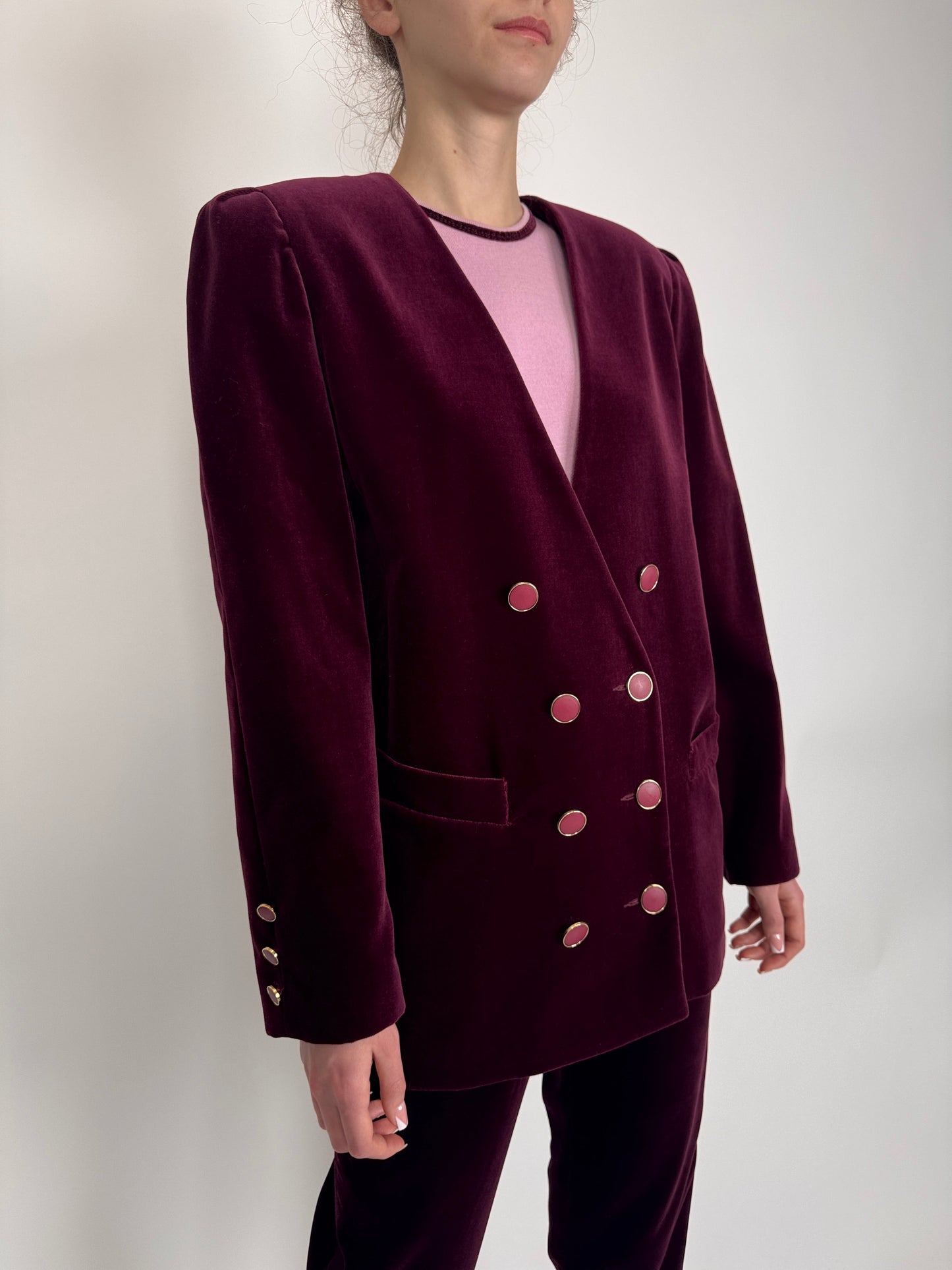Sacou burgundy din catifea cu nasturi bijuterie și închidere dublă