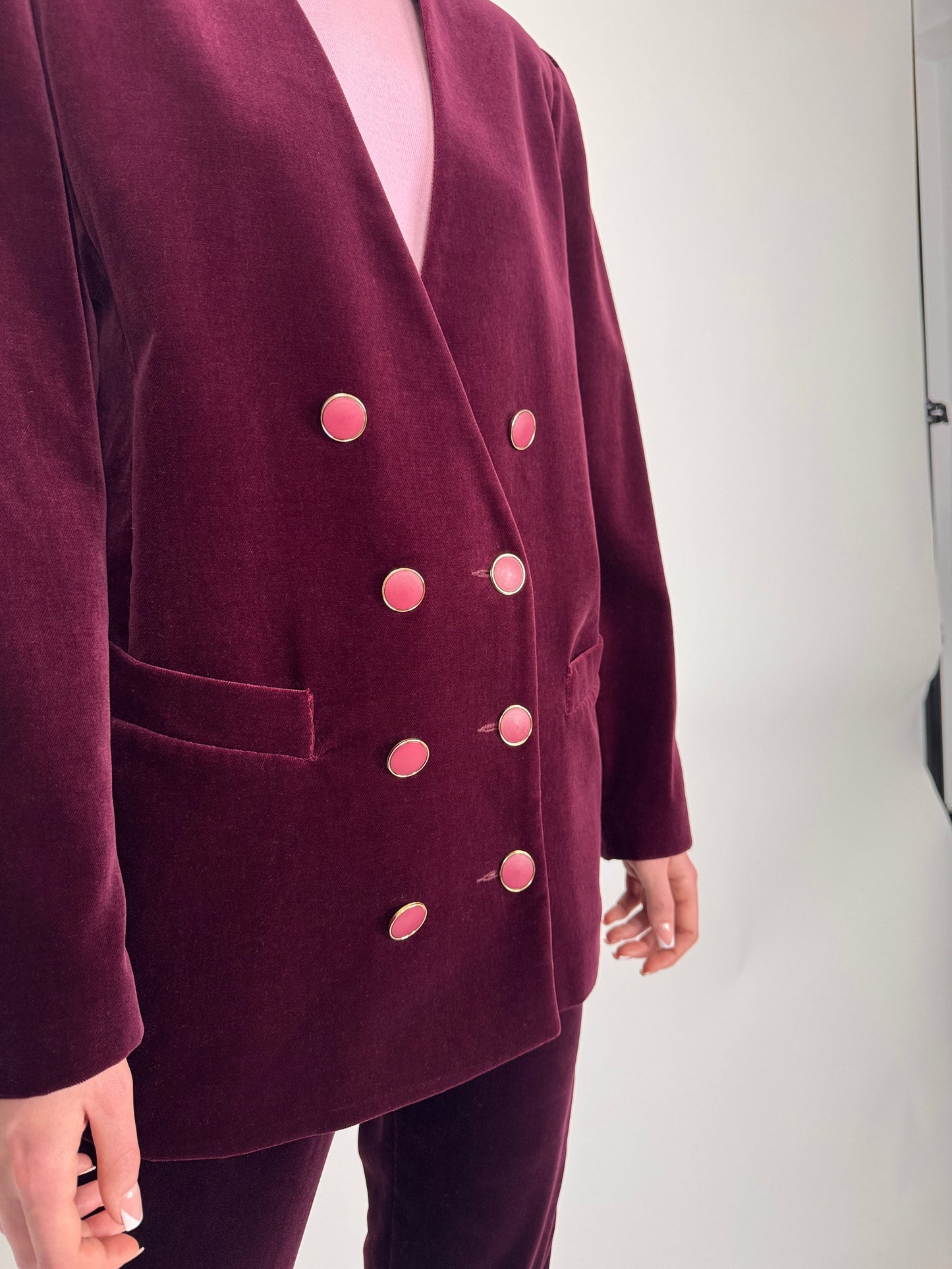 Sacou burgundy din catifea cu nasturi bijuterie și închidere dublă