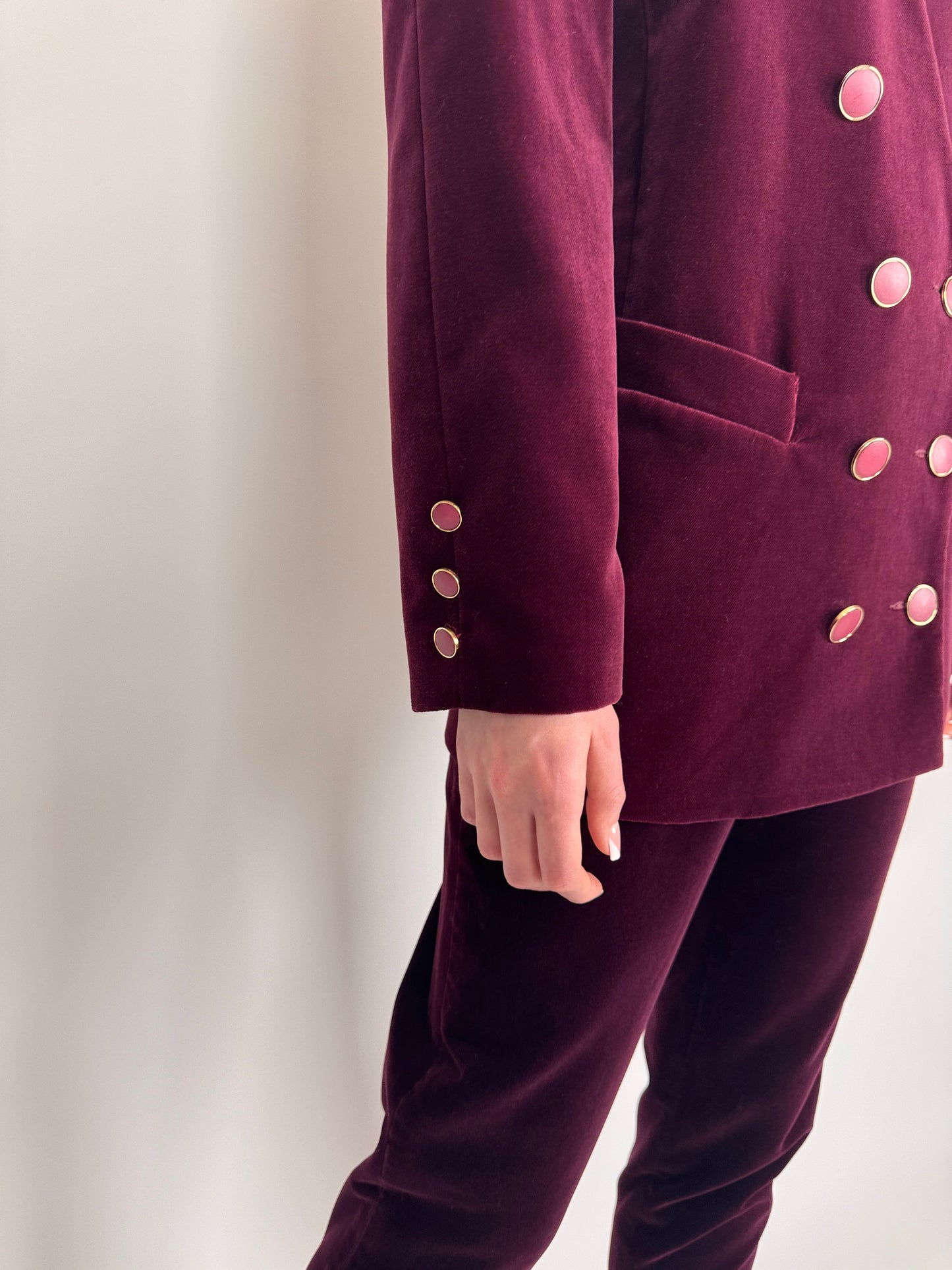 Sacou burgundy din catifea cu nasturi bijuterie și închidere dublă