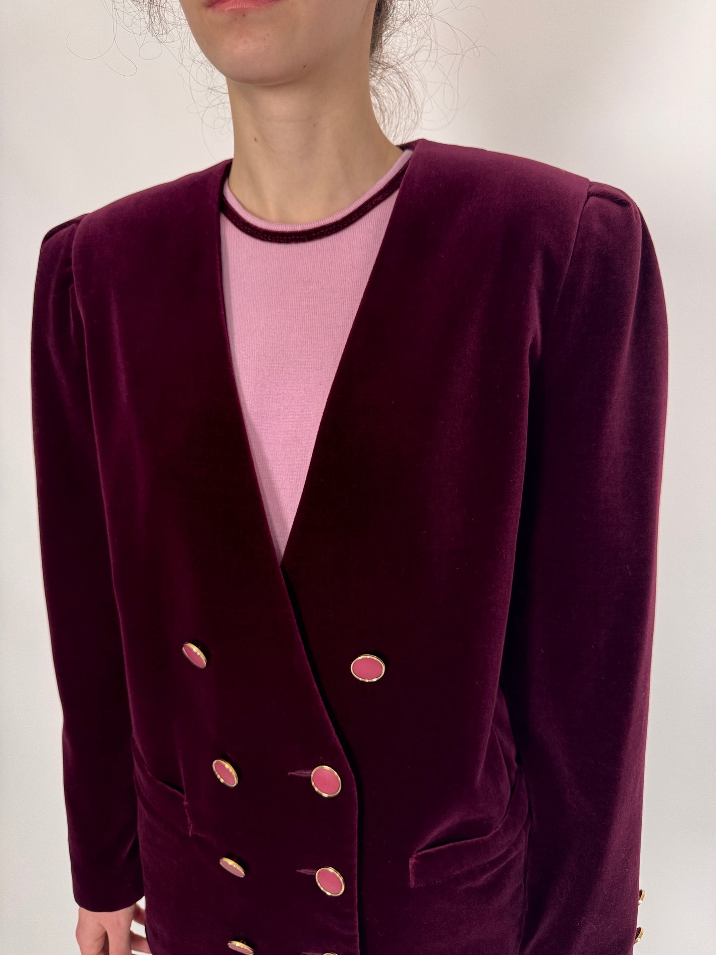 Sacou burgundy din catifea cu nasturi bijuterie și închidere dublă